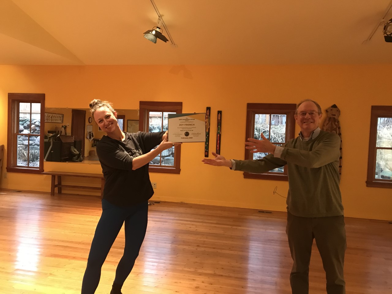 Arts-Star-Joy-Presenting-Picture