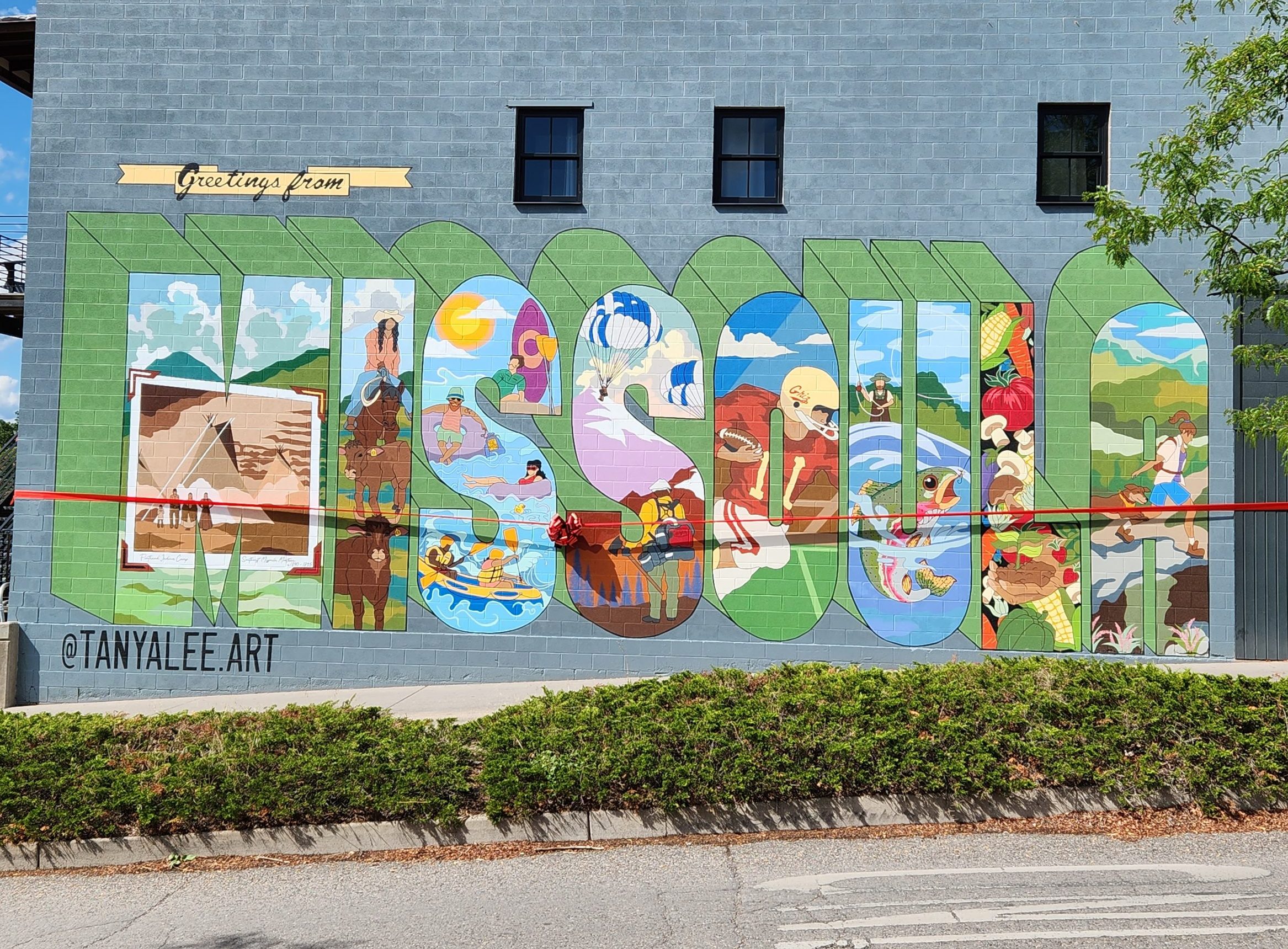Mural located at the Ryman Gateway to Caras Park
